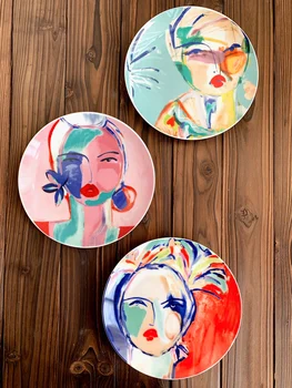 Стиль росписи: красочное искусство, женские головки, плоская тарелка, декоративная десертная тарелка